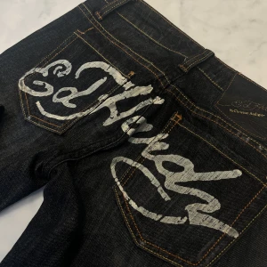 ed hardy jeans  - tväääärfeta ed hardy jeans, bootcut/raka & lowwaist med ed hardy tryck. dunder skick. jag är 166. midjemått; 80. innerben; 84. bud; 500, direktpris 600. 