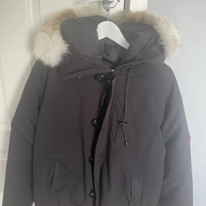 Canada goose chateau - Jackan är i fint skick. Tappat intresse för jackan därac säljes