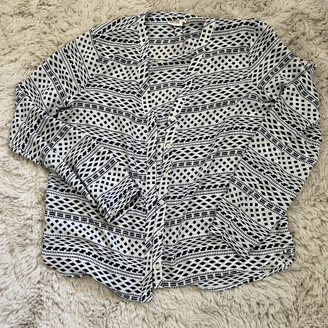 Vit blå mönstrad blus