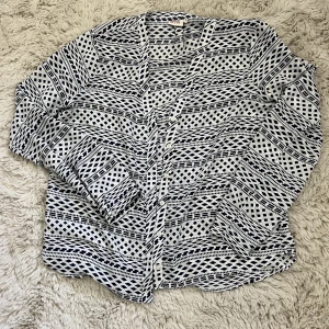 Vit blå mönstrad blus - Vit blå mönstrad blus i storlek xs. I bra skick och aldrig använd.