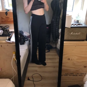 Byxor från Ginatricot  - Byxor från Ginatricot som jag knappt använt. Fått de begagnade från en släkting men inte envärt de sen dess. Storlek S men jättestora i passform. Har ett hål nere vid vaden (se bild 2) men det syns knappt då det är på insidan av benet. 