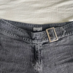 Gråa jeans med bälte  - Super snygga gråa jeans med inbyggt bälte. Står ingen storlek men skulle säga att dem passar en xs-s.  kolla gärna in fler annonser på min profil! 💗
