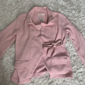 Lely Wood Rosa🩷 - Aldrig använd! Baby rosa färg.💕Super söt. Man kan knyta koftan!  Svårt att hitta!🩷 Skriv funderingar och ta chansen att köpa 😚