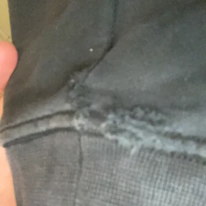 Stone island tröja  - Hej, säljer denna crewneck för den inte kommer till använda längre. Har några hål vid slutet av armarna, när man har på sig den märker man inte om man inte kollar jätte noga. sitter i storlek S. Hör av er för mer bilder. Pris kan diskuteras