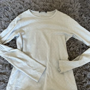 Brandy Melville tröja - Jättefin tröja från Brandy Melville. Säljer för att jag inte andvänder den. Den är one size men passar som en S skulle jag säga 