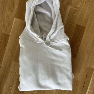 Vit hoodie  - Vit hoodie, sparsamt använd.  Kritvit. Helt vanlig hoodie, normal i storleken. 