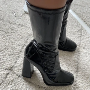 Klackar från even&odd - Klackar drygt 9 cm höga. Använda en gång. Storlek 37. Tycker de är lätta att gå i för mig som inte använder klackar.