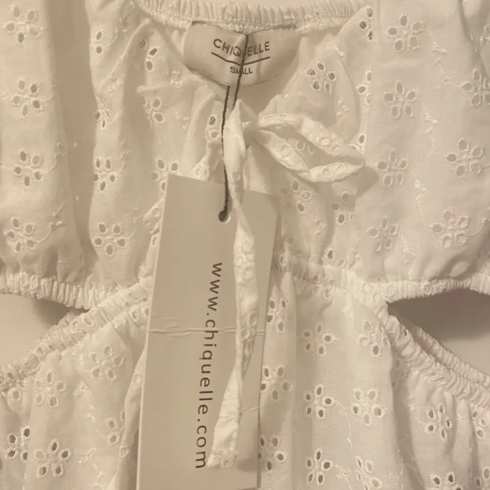 ”Sun’s out dress” i storlek S från Chiquelle. Helt oanvänd med lappar kvar. Skriv för mer bilder! Säljer då jag hittade en annan klänning till studenten. Originalpris 600kr💕. Klänningar.