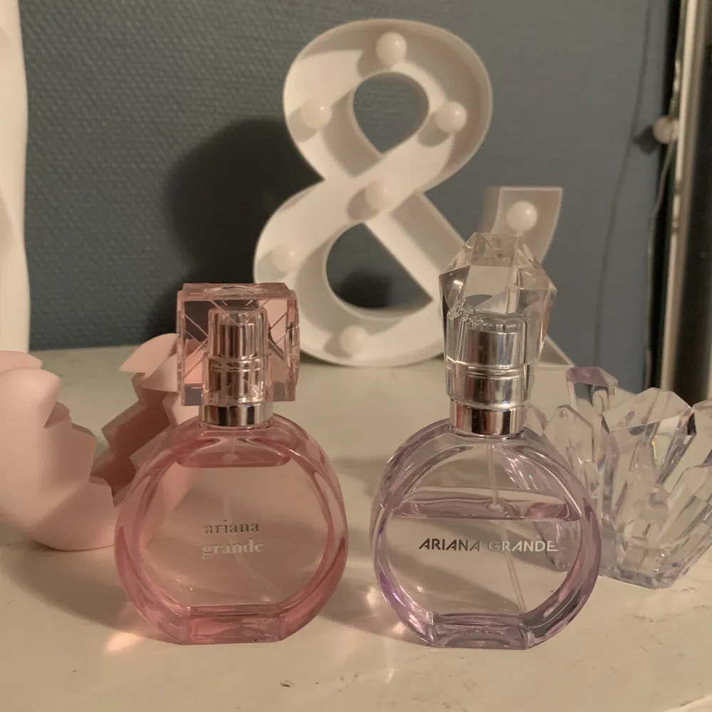 Säljer två Ariana Grande parfymer, rosa som är nästan helt oanvänd, och lila som är lite mer använd,  då dem båda ej kommer till användning🫶 320 kr för den rosa 250 kr för den lila Eller båda för 500💕. Övrigt.