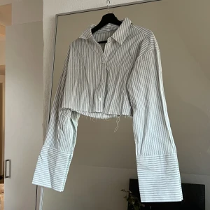 Picked By Hanna Schönberg Cropped Striped Shirt 38 - Slutsåld på hemsidan // Helt ny, utan tags // Nypris 449 kr // Frakt tillkommer