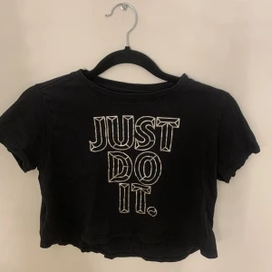 Träningströja  - Säljer denna Träningströja för barn 10-12 år gammal. Från Nike 