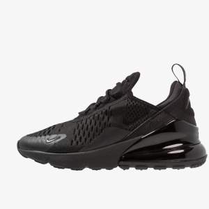 Säljer mina Nike air max 270, då de inte kommer till användning original pris 1500kr säljs för 850kr. Priset kan diskuteras