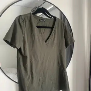 ASNAJS cool grön tshirt med vringning🙏🏽 helt ny 💋💋🔥