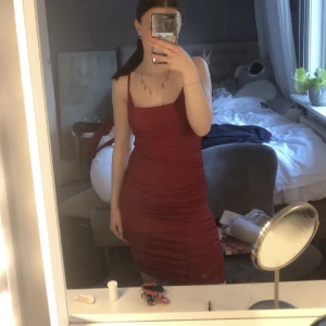 Röd ribbad klänning  - Denna klänning är använd 1 gång, ribbad med scrunch på sidorna. Väldigt Stretchig 