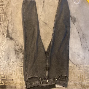 Gråa relaxed jeans 32/32 - Ljusgråa relaxed jeans från hm storlek 32/32 knappt använda 