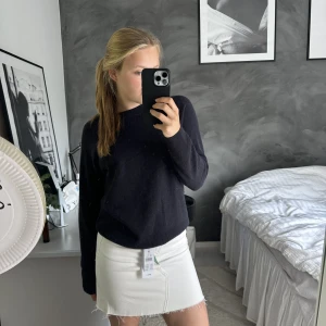 Vit jeanskjol  - En jättesnygg vit jeanskjol från BikBok  som inte använts någon gång och har prislapp kvar. Stilren och passar bra till allt. 