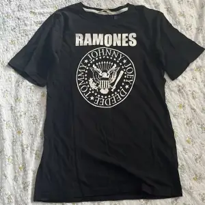 En t-shirt med Ramones tryck på fram- och baksidan. På taggen står stt den är från HM & i eur strlk 146/152. Secondhand skick 