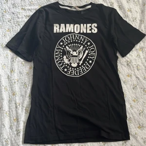 Ramones t-shirt - En t-shirt med Ramones tryck på fram- och baksidan. På taggen står stt den är från HM & i eur strlk 146/152. Secondhand skick 