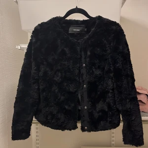 Höst jacka  - En fin fluffig höst jacka från VERO MODA i storlek XS.