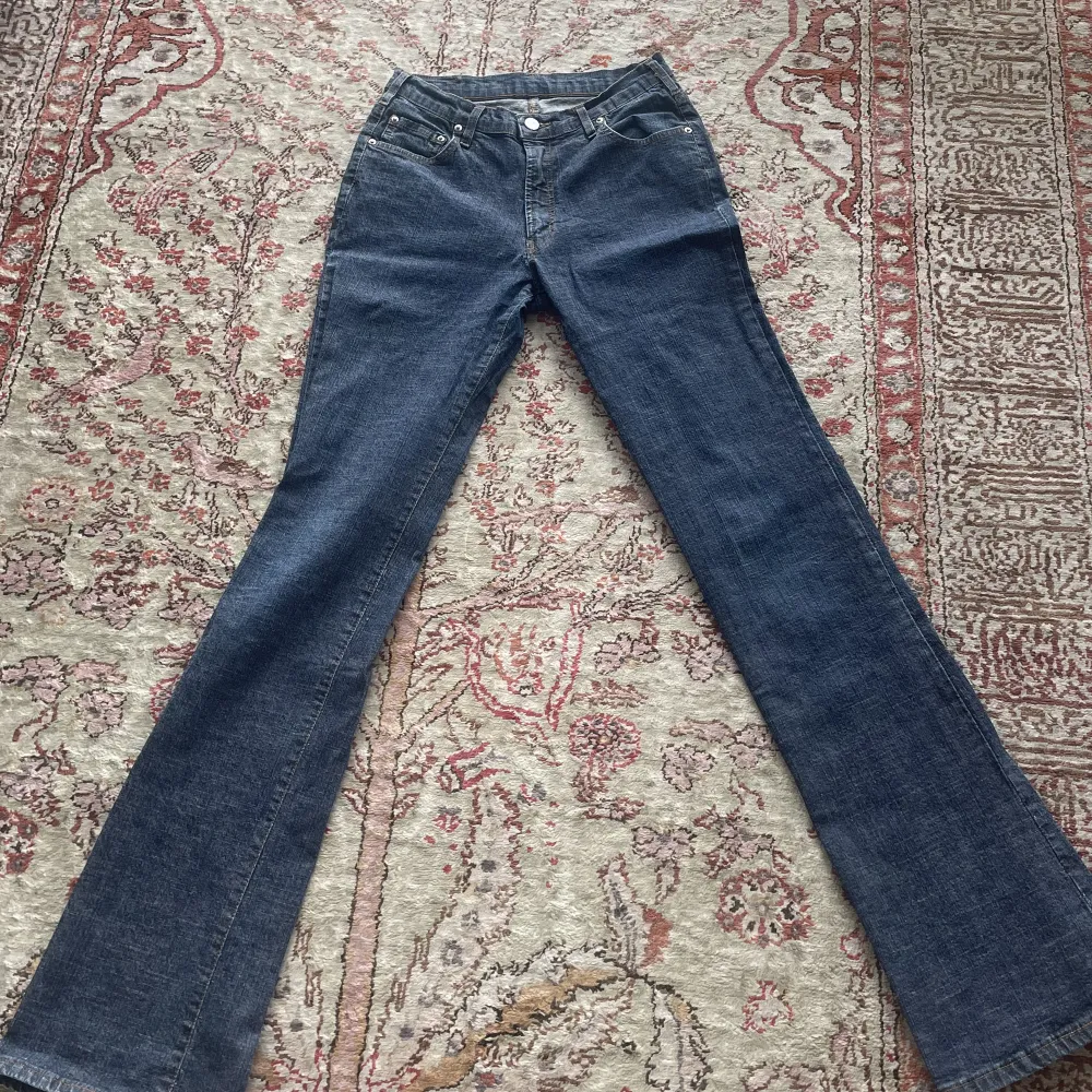 Äkta vintage jeans som är över 20 år gammal och därav väldigt svåra att få tag på! Lågmidjade och bootcut! Midjemåttet (rakt över) : 33 cm (men stretchiga!). Innerbenslängden : 82 cm 💗. Jeans & Byxor.