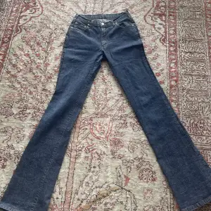 Äkta vintage jeans som är över 20 år gammal och därav väldigt svåra att få tag på! Lågmidjade och bootcut! Midjemåttet (rakt över) : 33 cm (men stretchiga!). Innerbenslängden : 82 cm 💗