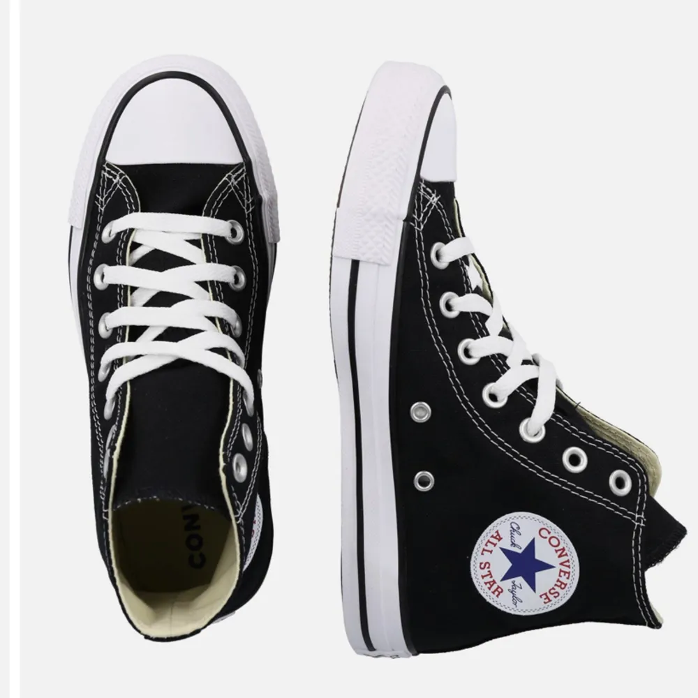 Svarta höga converse, varsamt använda!. Skor.