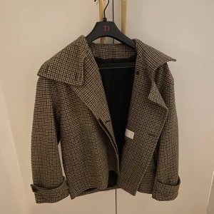 Arket kappa - Jättesnygg kappa från arket, knappt använd. Storlek 34 men passar fler.