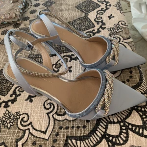 Blå klackskor från River Island  - blå klackskor från river island , använd bara en gång. Original pris: 350kr 