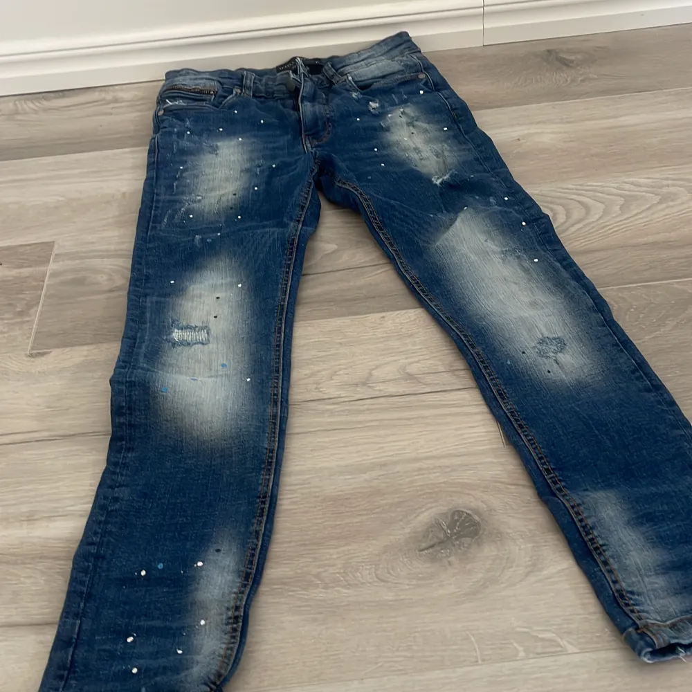 Hej säljer mina supply demand jeans då jag inte använder dom köpt för 500 jd mal of Scandinavia då dom inte passar mig för de storlek smal säljer för 300 men först som vill köpa får för 250 . Jeans & Byxor.