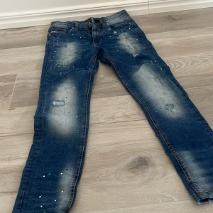 Säljer mina supply demand jeans  - Hej säljer mina supply demand jeans då jag inte använder dom köpt för 500 jd mal of Scandinavia då dom inte passar mig för de storlek smal säljer för 300 men först som vill köpa får för 250 