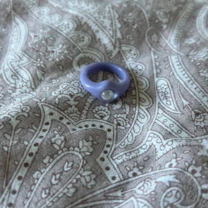 Ring - Oanvänd ring. Jätte fin lila ring från bik bok!