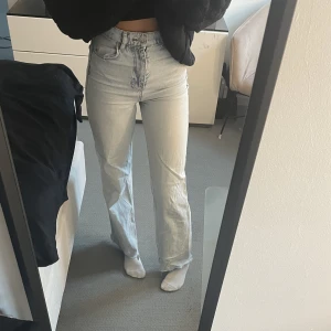 Ljusblå jeans - Säljer dessa fina jeansen från Gina tricot💕flitigt använda men inga defekter, är 165  nypris 500