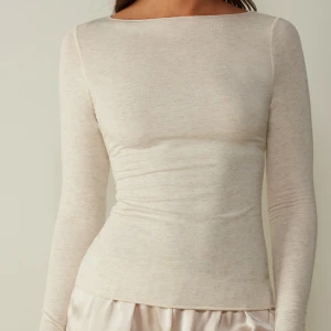 Intimissmi tröja - Säljer min beige glittriga kashmir tröja från intimissmi. Köptes i vintras och finns inte kvar i butik eller online längre. Använd 2-3ggr så skicket är väldigt fint. Kolla bild tre för att se glittret💕