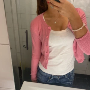 Kofta - Jätte söt rosa kofta använd kanske 1/2 ggr🩷