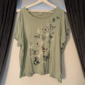 Turkos T-shirt med fjärilar Använt skick Storlek XXL