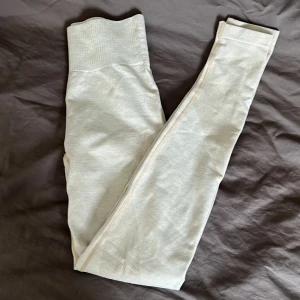 Träningstights  - Säljer mina vit/beiga träningsbyxor från lager som typ är använda en gång😍