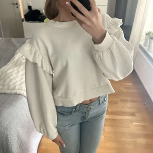 jättesöt sweatshirt!! - säljer nu denna skitsöta sweatshirt från zara med volanger på ärmarna. säljer pga ingen användning. använd fåtal gånger så därav nyskick. kom privat för mer information och bilder💖💖💖