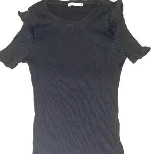 Zara topp - En as snygg zara topp med volanger på axlarna som är i storlek M men passar mig som bär S o XS. Har aldrig använt den så den är helt ny. Har även en i vit om du går in på min profil 