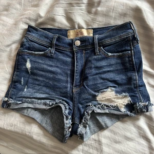 Jeansshorts  - Jeansshorts från Hollister köpta i butik 2018. Används inte längre då de är för små! Modellen heter ”short-short high rise”. Säljer för 200kr och köparen står för eventuell frakt🫶🏼