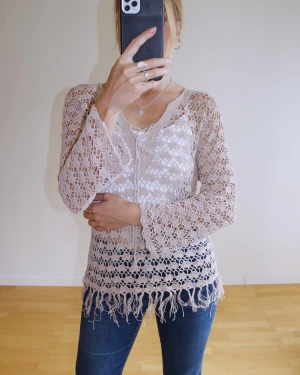 Vintage top - Very good condition, no stains or holes. Super smooth material that feels like a cotton/rayon mix, has a bit of weight to it so it falls nicely. Fits anyone from S to L. 
