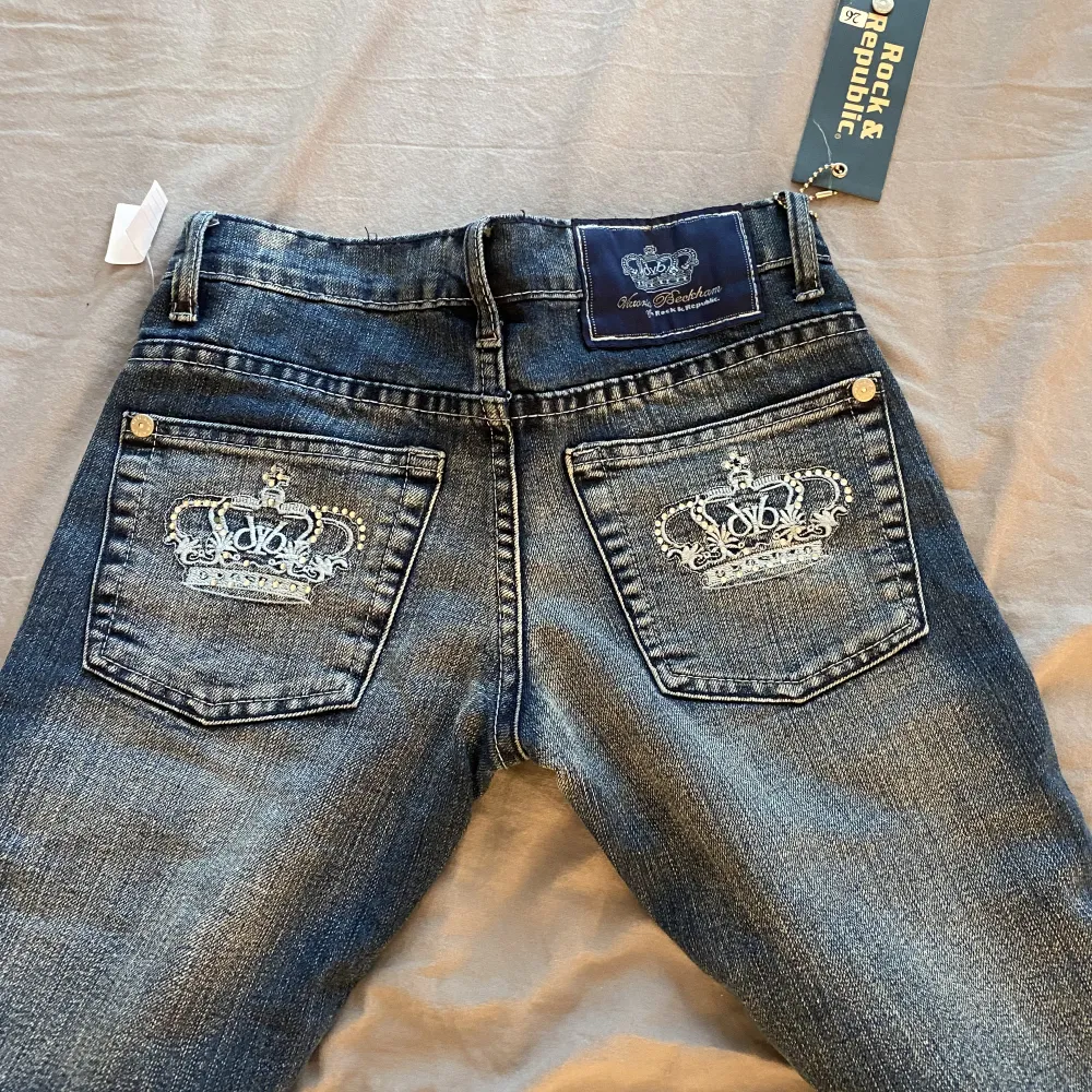 Nya Victoria Beckham bootcut jeans, passade inte så måste sälja. Skriv privat för mer bilder. Jeans & Byxor.