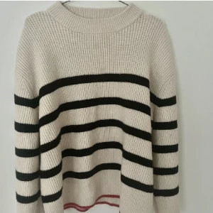 Stickad tröja  - En jättesnygg randig stickad tröja ifrån zara i storlek S, använder aldrig mer så tar bara upp plats
