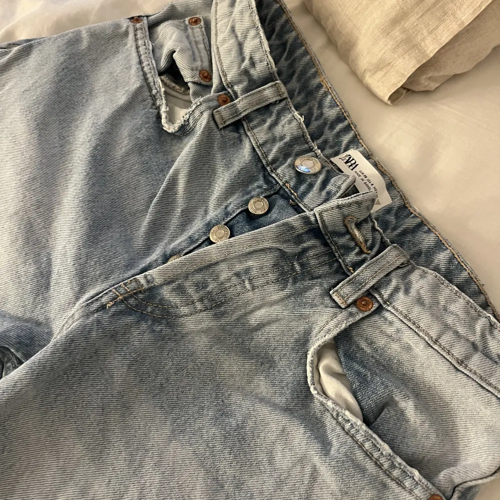 Säljer mina fina zara jeans då de inte kommer till användning. Inga defekter och är i perfekt skick. Några centimeter för långa för mig som är 160.☺️. Jeans & Byxor.