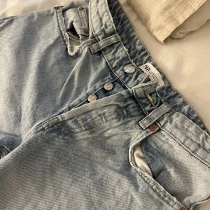 Low-Waist zara jeans - Säljer mina fina zara jeans då de inte kommer till användning. Inga defekter och är i perfekt skick. Några centimeter för långa för mig som är 160.☺️