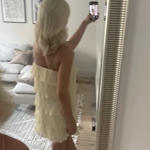 Volangklänning - Köpt från SHEIN (vill inte skicka tillbaka dit) aldrig använd med prislapp kvar. Passar mig som är S lite gul/vit svårt att säga!! Men ni ser