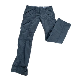 Cargo byxor - Mörkgråa cargo pants 🖤 Säljer på grund av att det tyvärr är lite för korta för mig:( nyskick, aldrig använda, färgen är mest lik verkligheten på andra bilden, storlek 38 men liten i storlek!💞fråga för fler bilder:)