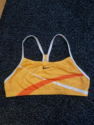 nike sportbh - köpt secondhand men den är i bra skick, för stor för mig 