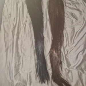 Ponytals lagerrensning!! - Har ponytails med snöre som du drar runt din hair bun och plötsligt har du långt hår! Värmetåligt och helt nya i oöppnade paket Vi har ca 20st kvar i varje färg. Även 5 st blonda