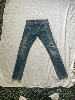 Dsquared2 jeans - Dsquared2 jeans i bra skick. Lappen där bak är lite sliten men annars är dem i bra skick