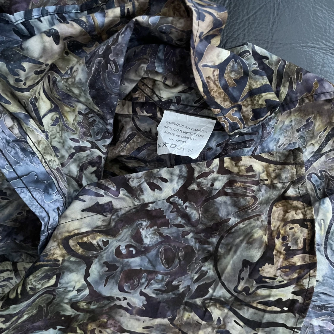 Skjorta från Raised by Wolves, L - 91